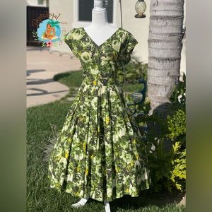 💚 Vintage Green 50’s dress with rhinestones